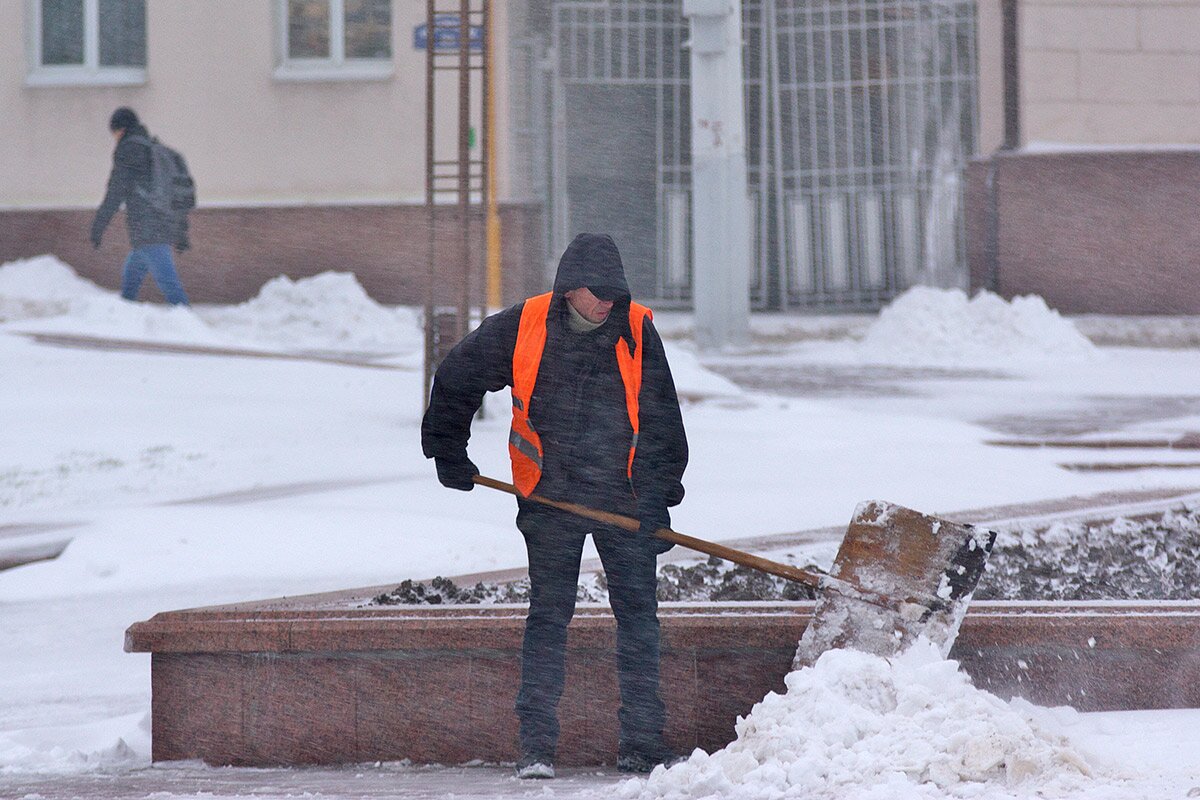В Витебске выпала почти половина месячной нормы осадков — сильный снегопад обрушился на город в последний день осени. Фото Сергея Серебро