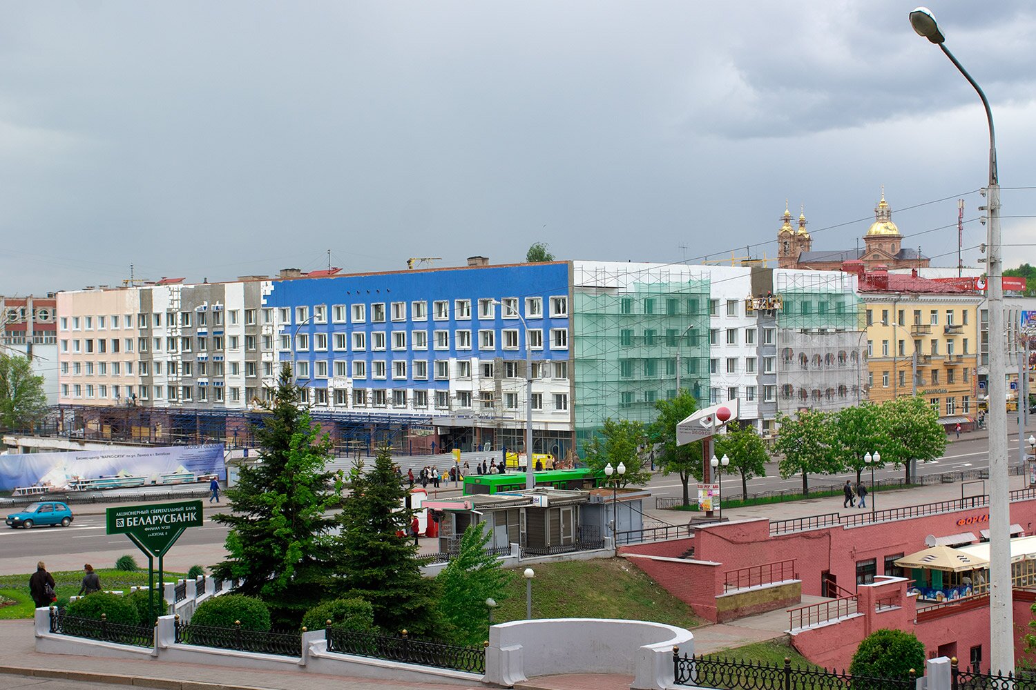 Перекрашивание Синего дома в Витебске, 2009 год. фото Сергея Серебро